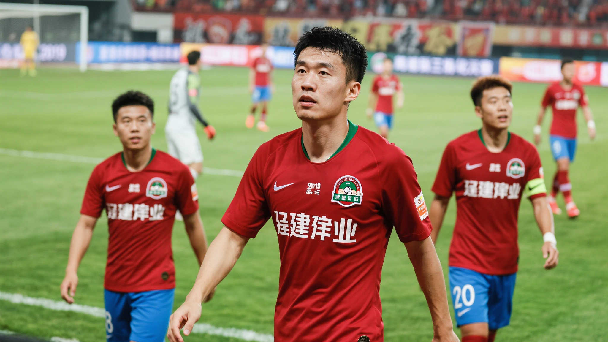 上海申花险胜表现乏力,筛子般的海港难挡失利 再把焦点转移至此役失利方。在许多中国足球拥趸眼里,